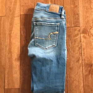 Women’s AE jeans hidden rips